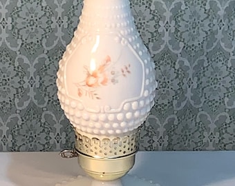 Lámpara vintage de cristal blanco opalino de los años 60 con base festoneada, parte superior tipo huracán y detalles pintados a mano en azul y naranja con flores y hojas. *¡Recién publicada!*