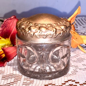 Antiguo y raro tarro de tocador de cristal auténtico de 1890-1899 con tapa plateada decorativa. Tarro de tocador de cristal.