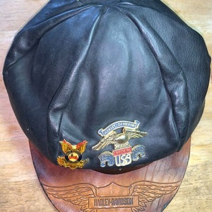 Gorra de motociclista vintage HARLEY DAVIDSON de cuero con dos PINS de Harley y cartera de cuero con cadena