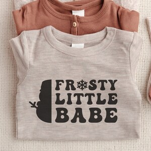 Toddler Christmas SVG, Natale SVG per camicie, Bambini inverno PNG, Ragazza Camicia di Natale png file svg per Cricut, Pupazzo di neve, Frosty Little Babe
