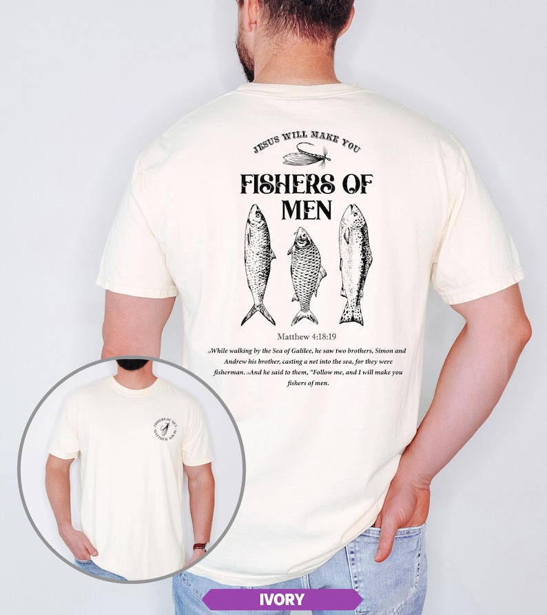 Op de afbeelding: Ivoor kleurig T-shirt met de tekst "JESUS WILL MAKE YOU FISHERS OF MEN" en drie vis illustraties. De achterkant van het shirt bevat ook een Bijbelvers uit Matthe&uuml;s 4:18-19. Een casual kledingstuk.