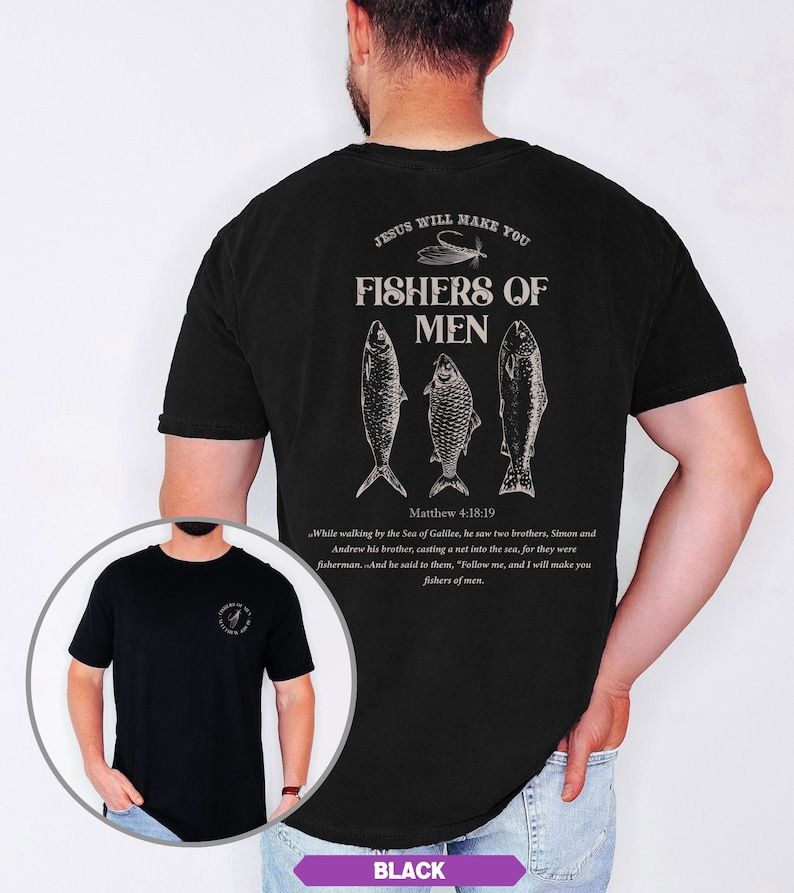 Op de afbeelding: Zwart t-shirt met de tekst "JESUS WILL MAKE YOU FISHERS OF MEN" en drie visillustraties op de achterkant. De tekst "Matthew 4:18:19" en een bijbelvers staan ook op het shirt.