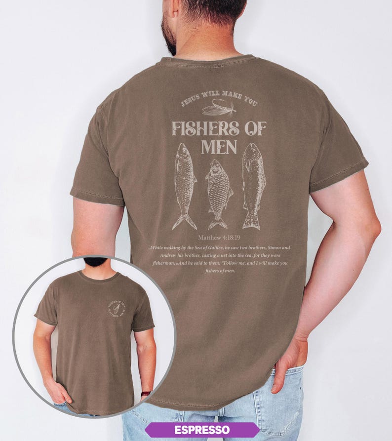Op de afbeelding: Espresso-kleurig T-shirt met de tekst "JESUS WILL MAKE YOU FISHERS OF MEN" en drie visillustraties. De achterkant van het shirt bevat een citaat uit Matthe&uuml;s 4:18-19. Een kleinere afbeelding van het shirt is linksonder te zien.
