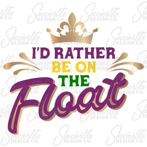 Op de afbeelding: Paarse en gouden afbeelding met de tekst "I'd Rather Be On The Float" met een gouden kroon en een fleur-de-lis bovenop.