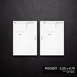 Może przedstawiać: Dwie białe strony codziennego planera kieszonkowego z wzorem kratki, sekcjami daty, notatek i zadań. Strony mają wymiary 8,26 x 12,07 cm. Tekst na dole brzmi "POCKET - 3.25 x 4.75".