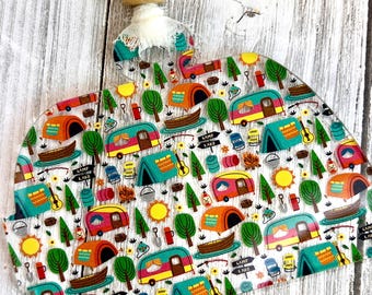 Adorno de caravana de acrílico: decoración navideña con escena de camping colorida