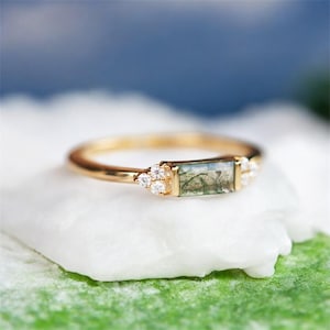 Anillo de compromiso de ágata musgosa: baguette art déco, oro amarillo y circonitas