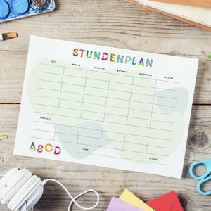 Puede incluir: Un horario escolar imprimible colorido con las palabras "STUNDENPLAN" en la parte superior. El horario est&aacute; dividido en columnas para cada d&iacute;a de la semana y filas para cada hora del d&iacute;a. Tambi&eacute;n hay espacios para el nombre del estudiante y la clase.