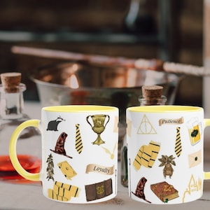 Puede incluir: Dos tazas de cerámica blanca con interiores y asas amarillas. Las tazas están decoradas con varias ilustraciones de temática dorada y negra. Una taza tiene la palabra "Lealtad". La otra taza tiene la palabra "Paciencia".