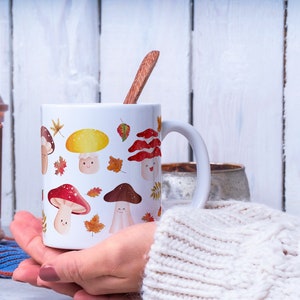 Tazza in ceramica con simpatici funghi e foglie autunnali