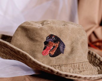 Bordado personalizado de mascotas en sombreros de pescador y gorras de béisbol. Bordado de mascota en tamaño mini.