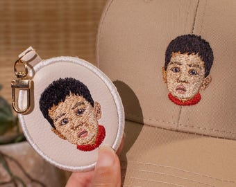 Bordado de retrato personalizado en gorras y llaveros (dije para bolso). Bordado en tamaño mini.
