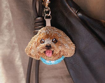 Llavero de caniche bordado: dije de perro con gran detalle