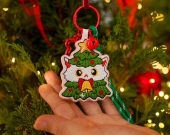 Adorno navideño bordado, ideal como llavero. Gato navideño.