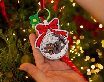 Adorno para árbol de Navidad bordado, se puede utilizar como llavero. Bola navideña de gato.