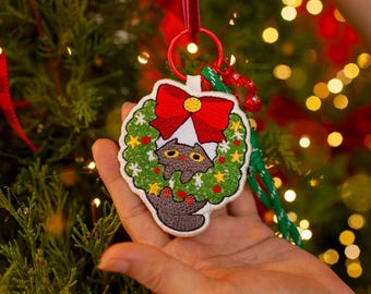Adorno navideño bordado para árbol de Navidad, ideal como llavero. Corona navideña de gato.