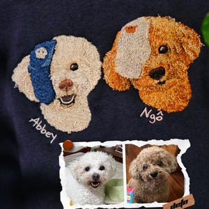 Puede incluir: Una sudadera azul marino con im&aacute;genes bordadas de dos perros, Abbey y Ngo. Debajo de las im&aacute;genes bordadas hay dos fotos de los perros, Abbey y Ngo.