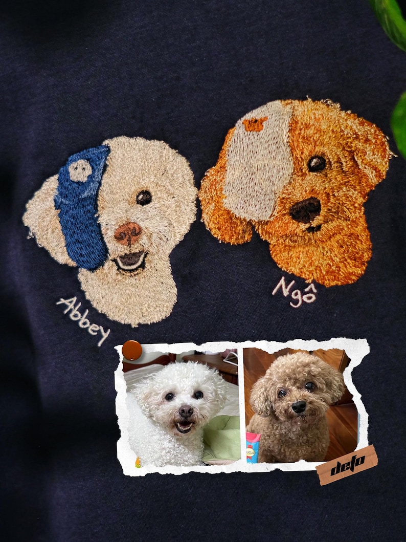 Puede incluir: Una sudadera azul marino con im&aacute;genes bordadas de dos perros, Abbey y Ngo. Debajo de las im&aacute;genes bordadas hay dos fotos de los perros, Abbey y Ngo.
