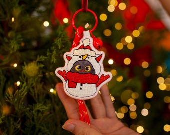 Adorno navideño bordado, ideal como llavero. Muñeco de nieve con forma de gato.