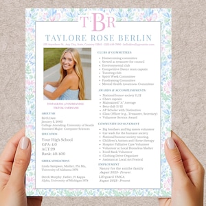 Peut inclure: Un modèle de CV personnalisé avec une photo d'une jeune femme. Le document a une bordure florale aux couleurs pastel et comprend des sections pour l'éducation, l'expérience et les activités parascolaires. Le nom "Taylore Rose Berlin" est bien en évidence.