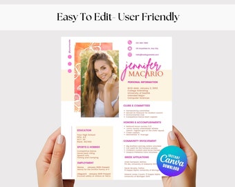Pode incluir: Um modelo de currículo rosa e branco com um design floral e uma foto de uma mulher. O currículo inclui informações pessoais, educação, experiência profissional, clubes e comitês, honras e realizações, envolvimento comunitário e afiliações gregas. O texto no currículo inclui o nome "jennifer macario", "informações pessoais", "data de nascimento: 2 de janeiro de 2002", "faculdade que frequenta: universidade de Seattle", "especialização pretendida: ciência da computação", "clubes e comitês", "honras e realizações", "educação", "esportes e hobbies", "emprego", "envolvimento comunitário", "afiliações gregas", e "download instantâneo do canva".