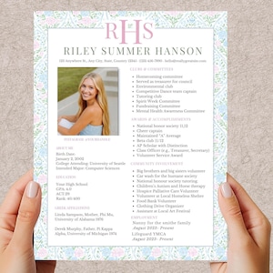 以下が含まれることがあります： 黒い持ち手と「But First, Coffee」の文字が黒い手書き風フォントで書かれた白いセラミックマグ。マグカップは白い表面に置かれています。