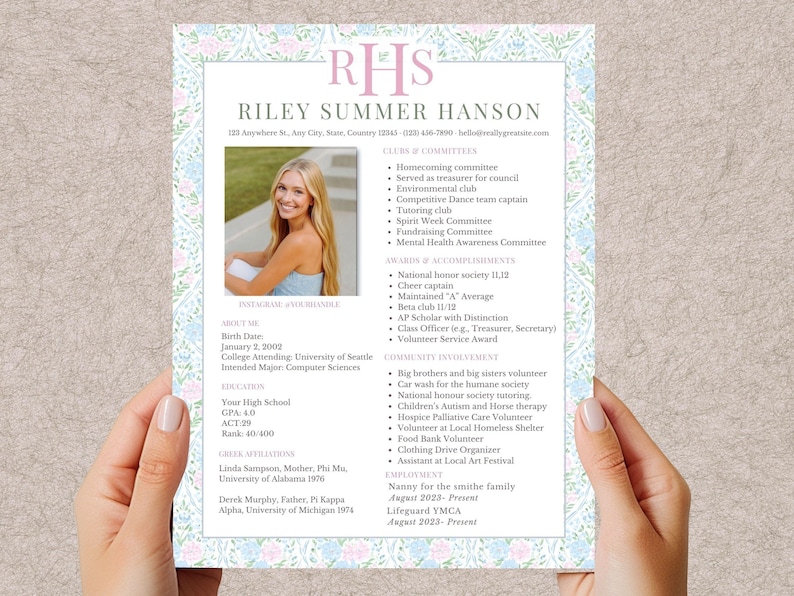 K&ouml;nnte beinhalten: Eine Lebenslaufvorlage mit einem floralen Rand in Pastellfarben. Der Name "Riley Summer Hanson" steht oben, mit einem Foto einer jungen Frau. Der Lebenslauf enth&auml;lt Abschnitte f&uuml;r Vereine, Auszeichnungen und soziales Engagement.