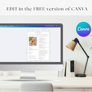 K&ouml;nnte beinhalten: Ein Computermonitor zeigt eine Lebenslaufvorlage mit einem Foto und Text. Der Text "EDIT in the FREE version of CANVA" steht oben. Ein Canva-Logo ist sichtbar. Eine Schreibtischlampe und eine Pflanze sind ebenfalls im Bild.