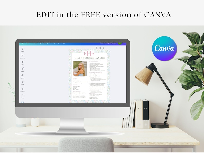 K&ouml;nnte beinhalten: Ein Computermonitor zeigt eine Lebenslaufvorlage mit einem Foto und Text. Der Text "EDIT in the FREE version of CANVA" steht oben. Ein Canva-Logo ist sichtbar. Eine Schreibtischlampe und eine Pflanze sind ebenfalls im Bild.