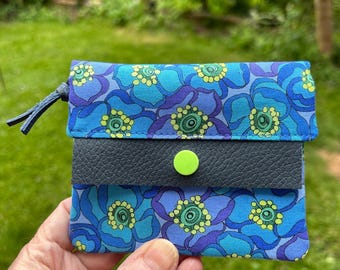 Deadstock fabric & leather purse. 60s/70s style print. Interior zip purse and 2 card/banknote slots. Snip closure. Sustainable, eco friendly