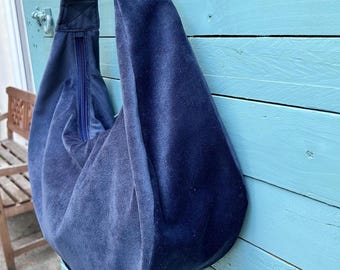 Slouchy boho upcycled dark blue velvet bag with vintage floral lining. Adjustable velvet strap. Zipped closure. Inner slip pocket. Eco.