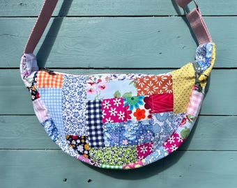 Patchwork round mini cross body/shoulder bag with beautiful vintage floral lining. 2 slip pockets. Zip closure. Upcycled & vintage fabric.