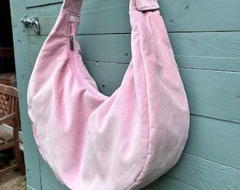 Slouchy boho upcycled pink cotton velvet bag with vintage floral lining. Adjustable velvet strap. Zipped closure. Inner slip pocket. Eco.