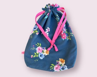 Blaue blumige handgemachte Kordelzugtasche mit rosa Futter und Kordel. Ideal für Dessous, Wäsche, Schuhe, Verpackung, Sport Kit. Upcycling