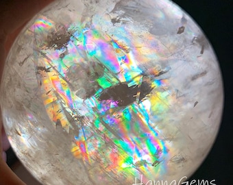 Esfera de cristal de calcita transparente com efeito arco-íris, translúcida e de alta qualidade.