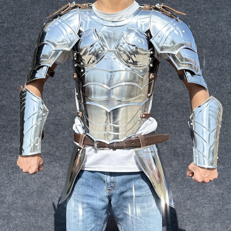 K&ouml;nnte beinhalten: Ein silberplattierter Ganzk&ouml;rper-R&uuml;stungsset mit Brustplatte, Schulterplatten und Armschienen. Die R&uuml;stung ist aus Metall und hat eine polierte Oberfl&auml;che.
