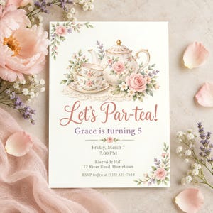 Puede incluir: Una tarjeta de invitación rectangular con una ilustración en acuarela de una tetera y tazas de té florales. El texto dice: Let's Par-tea! Grace is turning 5, Friday, March 7, 7:00 PM, Riverside Hall, 12 River Road, Hometown, RSVP to Jen at (555) 321-7654.