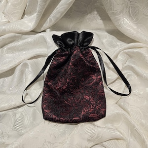 Petit sac de soirée en satin bordeaux avec dentelle noire Petit sac à main avec cordon de serrage