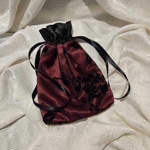 Petit sac de soirée en satin bordeaux avec sac à main en velours rose noirSac de poignetDentelle en relief