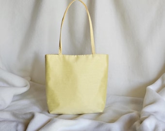 Borsetta piccola in finta seta color giallo sole, ideale per matrimoni.
