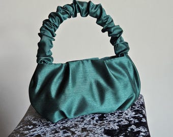 Borsa da sera in dupion color verde foresta con manico elastico, ideale per matrimoni.