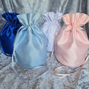 Sac Dolly en fausse soie en 16 couleurs Sac traditionnel avec cordon de serrage pour demoiselles d'honneur de mariage ou sac à main de bal de promo Livraison gratuite au Royaume-Uni