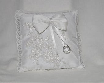 Ivory Ring Bearer Pillow with White Lace and Ribbon