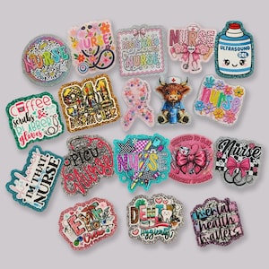 Può includere: Una collezione di diciassette adesivi glitterati fustellati con vari temi medici e sanitari. I design includono testi come Nurse, 911 Dispatcher, PICU Nurse, Dental Hygienist e Mental Health Matters, insieme a illustrazioni di stetoscopi, nastri e una mucca.