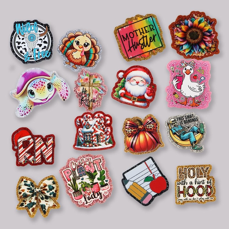 Puede incluir: Una colecci&oacute;n de quince insignias acr&iacute;licas brillantes con varios dise&ntilde;os coloridos que incluyen un pavo, Santa Claus, un girasol, una tortuga, una calabaza, un esqueleto en un pl&aacute;tano, un lazo y textos como Mother Hustler y RN.