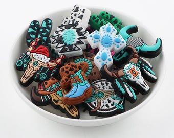 Contas de silicone estilo faroeste, com desenhos de cowboy, touro e caveira, ideais para fazer bijuterias.