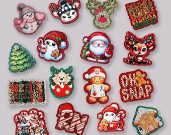 Puede incluir: Una colección de adornos navideños brillantes. Los diseños incluyen un muñeco de nieve, ciervos, Papá Noel, figuras de pan de jengibre, árboles de Navidad y casas de pan de jengibre. Algunos adornos presentan el texto "Merry Christmas" y "Oh Snap".