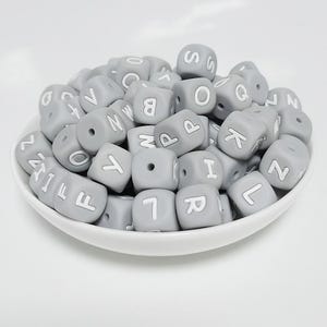 Cuentas de letras de silicona gris de 12 mm, cuentas de letras del alfabeto de silicona, cuentas de silicona al por mayor, cuentas de silicona para bricolaje