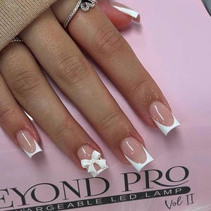Klassische weiße French Tip Press on Nails mit Bögen | Nagel Anhänger | Bogencharme | ACRYL-SOCKEL