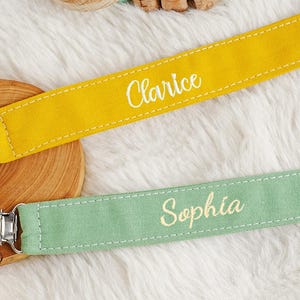 Embroiered Name Pacifier Holder, Personalized Pacifier Clip, Pacifier Clip Holder for Babies,Baby Shower Gift,Pacifier Clip with Wooden Clip
